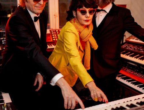Le ‘contaminazioni’ degli Extraliscio che per il loro nuovo album ‘Romantic Robot’ coinvolgono Elisabetta Sgarbi, Tony Renis e Luca Barbarossa